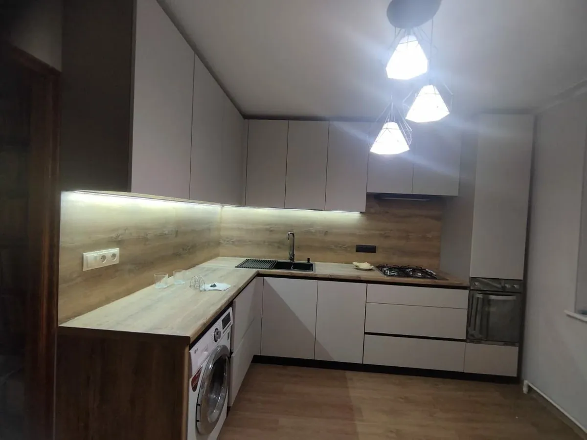 Кухня с теплой древесной фактурой